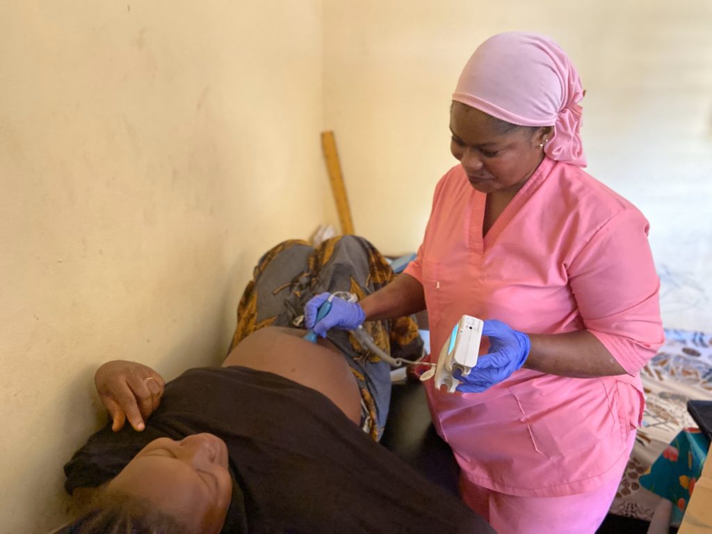 At the Sinta health center, Fatoumata performs Oussaïna's last prenatal consultation before giving birth. Guinea, June 2023. © ALIMA